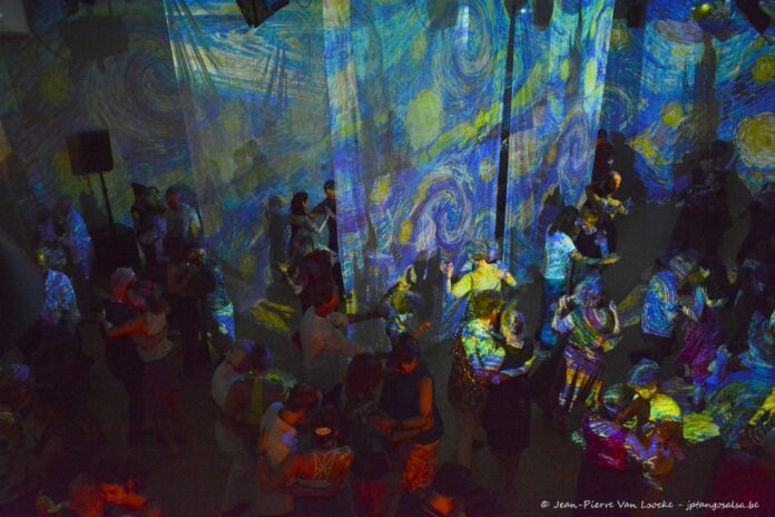 Visual Poetry im Tanzraum der neoTangoRave 2025 (Foto: Jean-Pierre van Loocke)