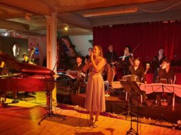 Mona Isabelle kündigt das Gran Orquesta Proyecto Pichuco im Tangoloft an (Foto: Tango21.info)