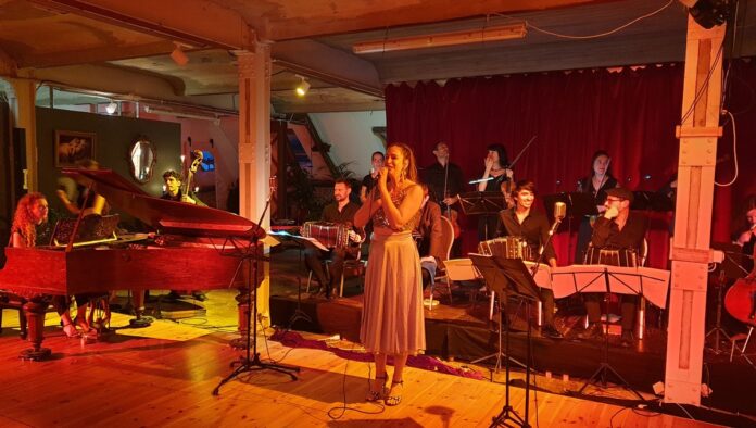 Mona Isabelle kündigt das Gran Orquesta Proyecto Pichuco im Tangoloft an (Foto: Tango21.info)