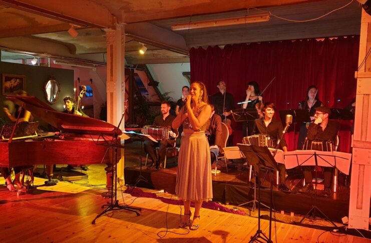 Proyecto Pichuco im Berliner Tangoloft: Unveröffentlichte Troilo-Schätze und ein eindrucksvoller Abschied vom Kühlhaus Mona Isabelle kündigt das Gran Orquesta Proyecto Pichuco im Tangoloft an (Foto: Tango21.info)