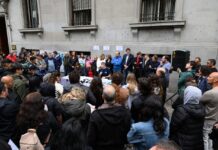 Buenos Aires ohne Tangoradio? Die mögliche Privatisierung von FM 2×4 und öffentlichen Medien sorgt für Alarm Trabajadores y artistas defienden la continuidad de FM 2x4 y los medios públicos porteños ante el proyecto de privatización impulsado por el gobierno de la Ciudad.