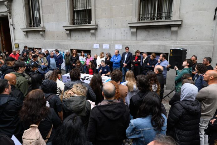 Trabajadores y artistas defienden la continuidad de FM 2x4 y los medios públicos porteños ante el proyecto de privatización impulsado por el gobierno de la Ciudad.