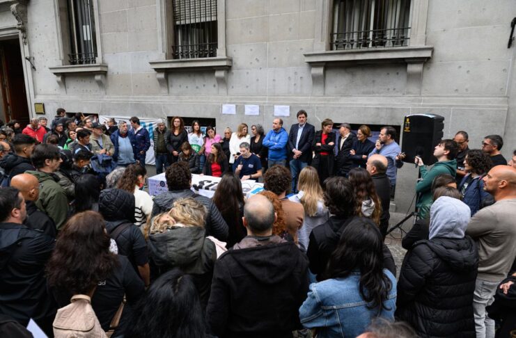 ¿Buenos Aires sin radio de tango? La privatización de FM 2×4 y los medios públicos porteños genera alarma Trabajadores y artistas defienden la continuidad de FM 2x4 y los medios públicos porteños ante el proyecto de privatización impulsado por el gobierno de la Ciudad.