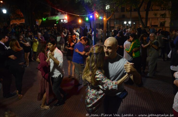 Die Umarmung und der Wind im Gesicht: Open Air Milongas in Buenos Aires Milonga Placita Pañuelo Blanco
